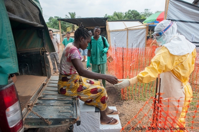 感染の疑いのある患者を受け入れるMSFスタッフ（ギニア、2014年4月撮影）