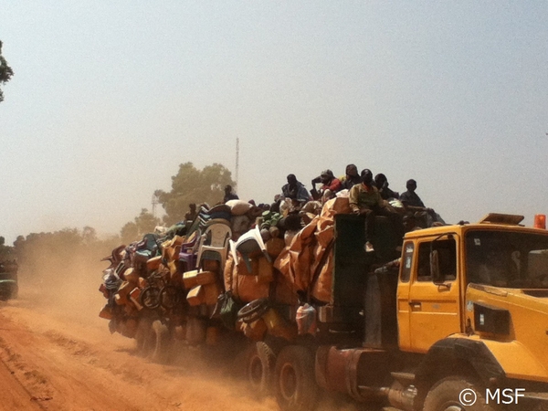 国外へ脱出するイスラム教徒を乗せたトラック（2014年1月撮影）