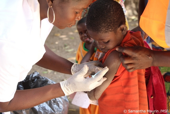 チャド南部で集団予防接種を行うMSF（2014年3月）