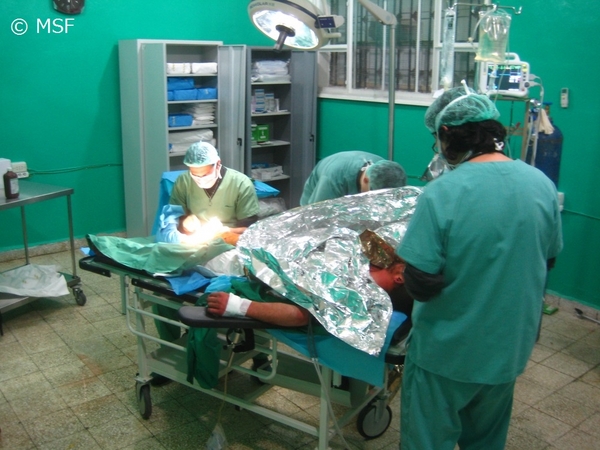 空爆被害者を治療するアザズのMSF病院スタッフ（2013年1月）