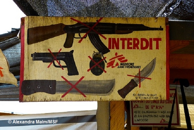 MSFが中央アフリカで掲げる武器持ち込み禁止のサイン