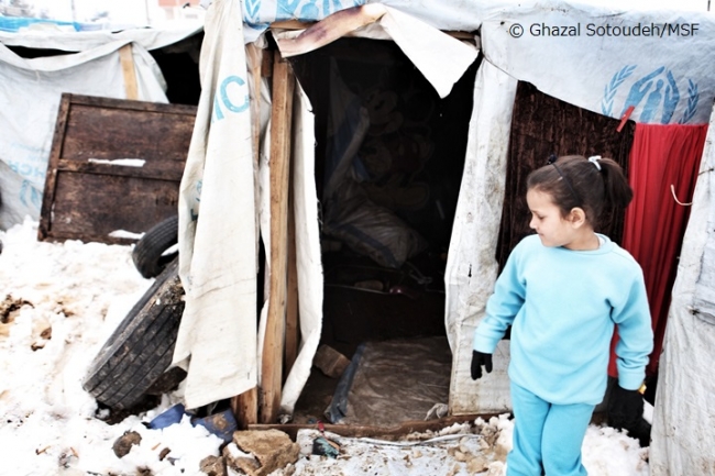 レバノンの難民キャンプで極寒での生活を強いられる少女（2015年1月）