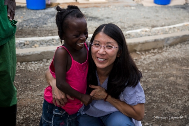 エボラを克服した少女を祝福するリュー会長 （リべリア、2014年11月撮影）