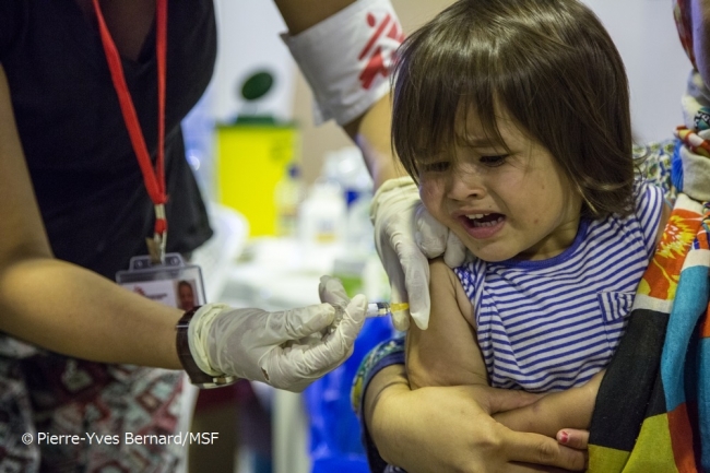 ワクチンを受ける難民の女の子
