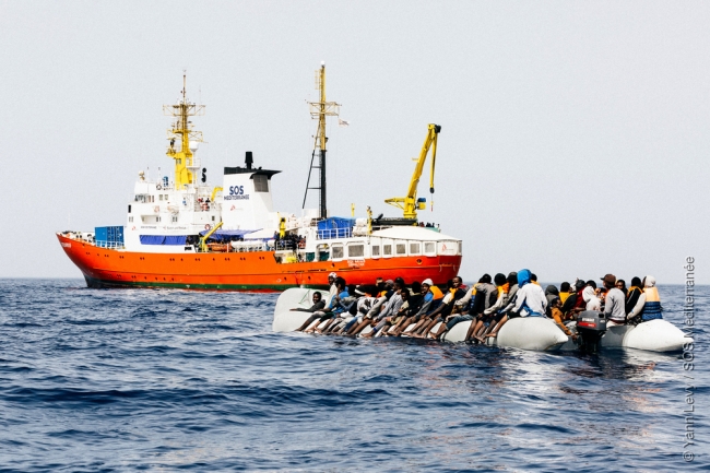 定員超過のゴムボートで漂流している人びとの救助にあたるアクエリアス号（2018年3月31日撮影）Photo Yann LevySOS MEDITERRANEE