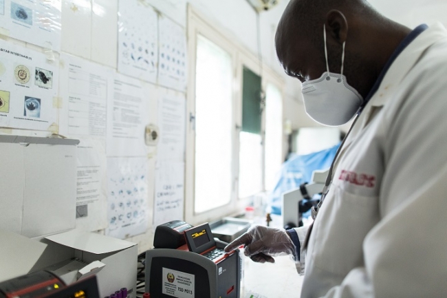 HIV陽性患者の免疫力を検査するMSFスタッフ（モザンビーク、2016年7月撮影）© Morgana Wingard NAMUH