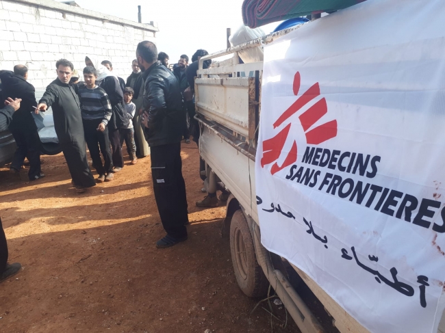 イドリブ県北部で、シリア各地から避難してきた住民に対し必須の生活用品を配布するMSFチーム　© MSF