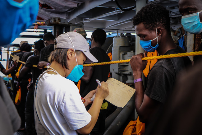 2020年に活動した別の救助船上で救助者の検温をする日本人助産師＝2020年9月2日撮影　© Hannah Wallace Bowman／MSF