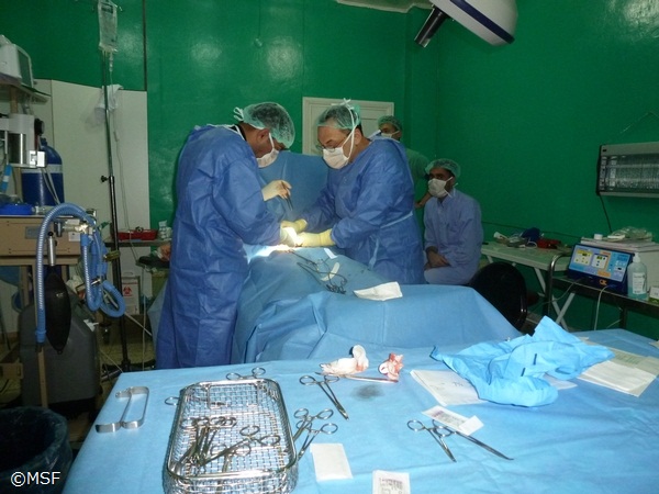 アザズの空爆被害者に治療をするMSFの医師