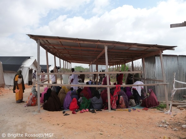 ソマリアの首都モガディシオ近郊のMSF病院で外来の受付を待つ人びと。国内避難民と地域住民の両方の医療ニーズに応えている