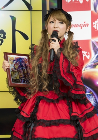授賞式での矢口真里さん 真っ赤なゴスロリ風の 衣装で登場