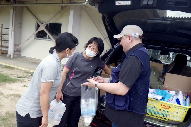 愛媛県西予市の避難所で物資を配布