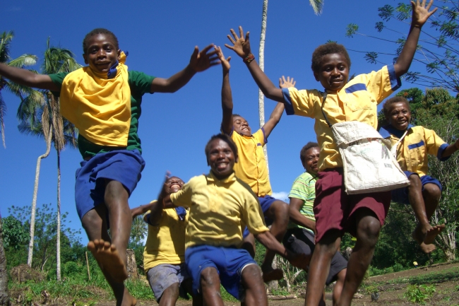 「子供の森」計画に参加するパプアニューギニアの子どもたち