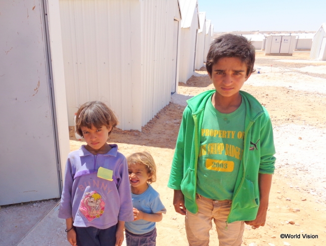 難民キャンプで暮らすシリア人兄妹。母親によると、シリアにはまだ家族が残っているという（ヨルダン）