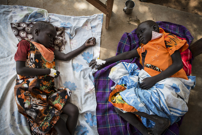 ヘルスセンターで治療を受ける二人の少女 ©Jonathan Hyams/Save the Children