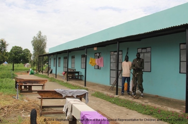 兵舎として利用されている南スーダン・ベンティーウの学校。2014年7月25日