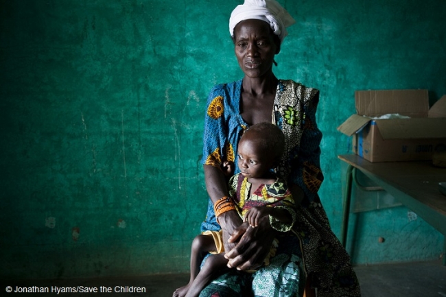 2歳の息子に栄養失調とマラリアの治療を受けさせるために診療所を訪れた母子（アフリカ・マリ）