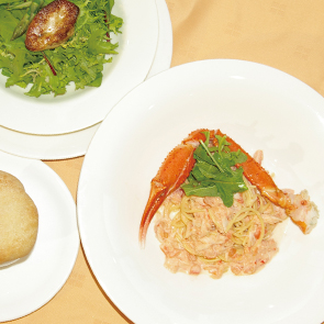 札幌　ズワイガニのトマトクリームスパゲッティ　ボルシチの塩パン包みとフォアグラのサラダ
