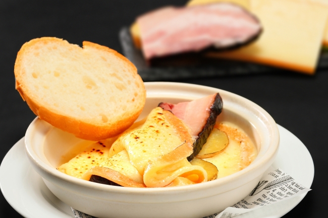 北海道十勝産”花畑牧場”とろ～りラクレットチーズ　きたあかりと農家のベーコンを添えて