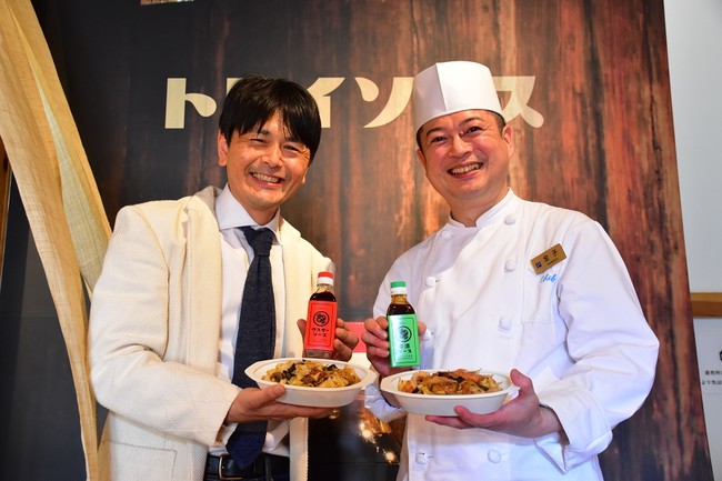 鳥居食品株式会社 鳥居大資代表取締役社長（写真左）と、中国料理 桃花林　調理長 金子勝明