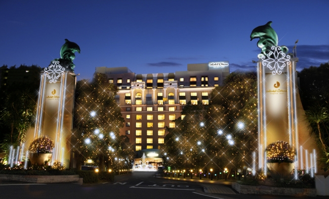 ヨーロッパの宮殿を思わせる外観のホテルオークラ東京ベイ。約100,000球のイルミネーションで彩られる。
