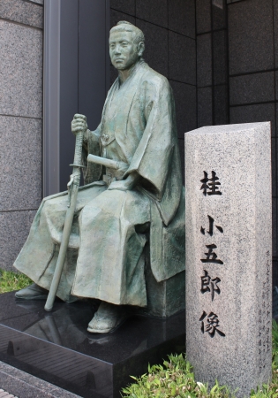 京都ホテルオークラの敷地内に立つ桂小五郎像
