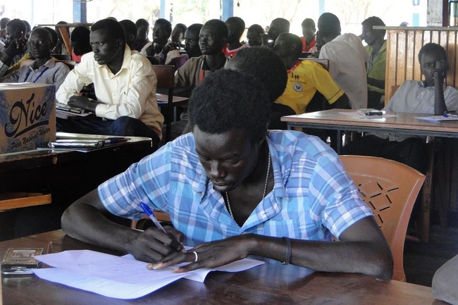 © UNICEF South Sudan/2014/Kolok 「武力衝突は、試験の手ごたえに明らかに影響しています。兄弟4人、友達1人を亡くし、自宅から避難する際、持っていた本すべても失いました」 と語るガトゥラック・トゥン・ガトゥラック さん（19）