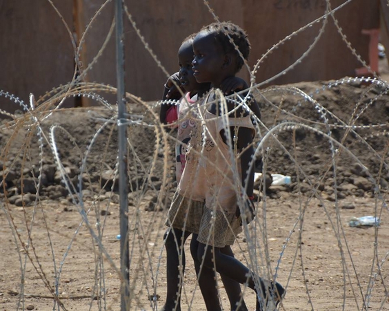 © UNICEF South Sudan/2014/Porter 安全を求めて国連施設に避難している南スーダンの子どもたち。緊急状況下では、誘拐された子どもが兵士として戦場に駆り出されるなど、子どもたちが搾取や虐待の対象となる危険が高まります。 (写真はイメージです) 
