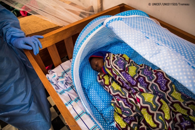 治療センターで眠るエボラ出血熱に感染した赤ちゃん。(2019年5月撮影) © UNICEF_UN0311503_Tremeau