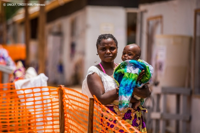 ブテンボのエボラ治療センターで、生後10カ月の息子を抱く母親。(2019年3月撮影) © UNICEF_UN0311486_Tremeau