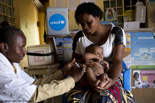 はしかの予防接種を受ける生後3カ月のゾーイちゃん。(2018年11月撮影) © UNICEF_UN0270015_Prinsloo