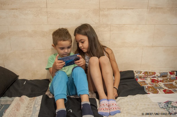 携帯電話でゲームを楽しむセルビアの姉弟。(2019年10月撮影) © UNICEF_UNI218442_Pancic