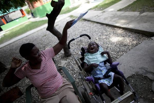 © UNICEF/Marco Dormino 障がいとともに生きるハイチの子ども。