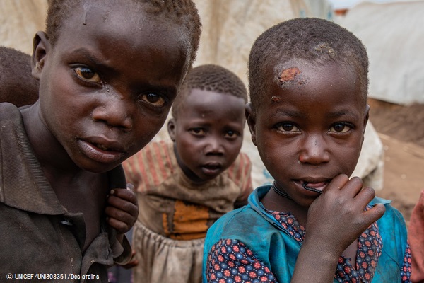 国内避難民キャンプの衛生状態は悪く、開いたままだったり化膿してしまった傷が手や顔に残る子どもたちが多くいる。(2020年2月14日撮影) © UNICEF_UNI308351_Desjardins