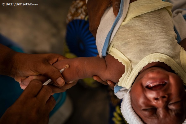 キンシャサ郊外の保健センターで、はしかの予防接種を受ける赤ちゃん。(2020年1月29日撮影) © UNICEF_UNI312443_Brown
