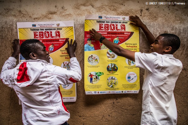 北キブ州・ブテンボの学校の壁に、エボラ出血熱感染予防のポスターを貼る生徒たち。(2019年3月撮影) © UNICEF_UN0311511_Tremeau