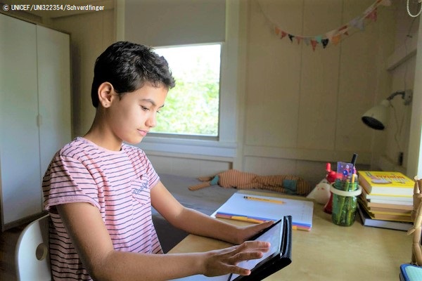 コロン県・ガンボアの自宅で、タブレットを使ってオンライン授業を受ける11歳のミラさん。(パナマ、2020年4月17日撮影) © UNICEF_UNI322354_Schverdfinger