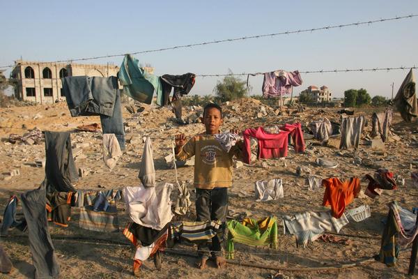 かつて家があった場所に立つパレスチナの男の子。家は破壊されてしまった。© UNICEF/NYHQ2012-1579/Iyad El Baba