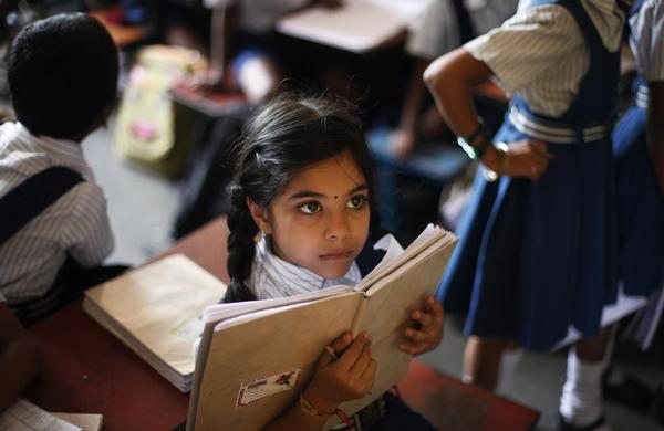 学校で授業を受けるインドの女の子© UNICEF/INDA2013-00226/