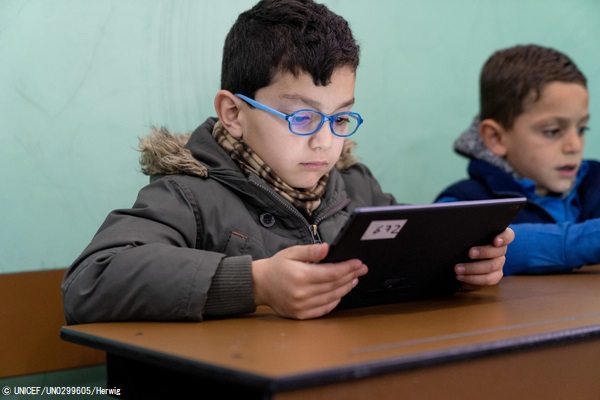 マルチメディアを用いた新しい学習プログラムが、識字率向上や社会的結合の強化に寄与している。(ヨルダン、2019年2月撮影) © UNICEF_UN0299605_Herwig