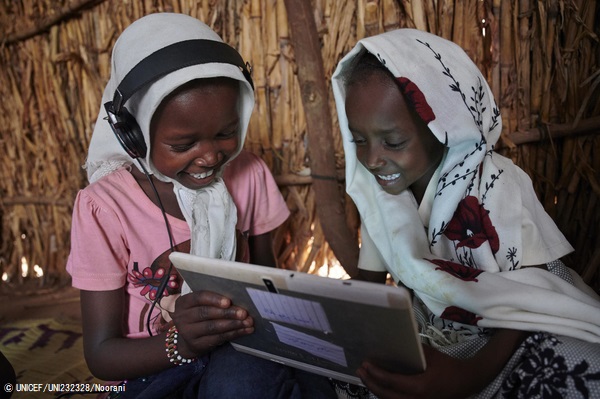カッサラ郊外の村にあるユニセフが支援する施設で、タブレットを使って課題に取り組む女の子たち。(スーダン、2019年10月撮影) © UNICEF__UNI232328_Noorani