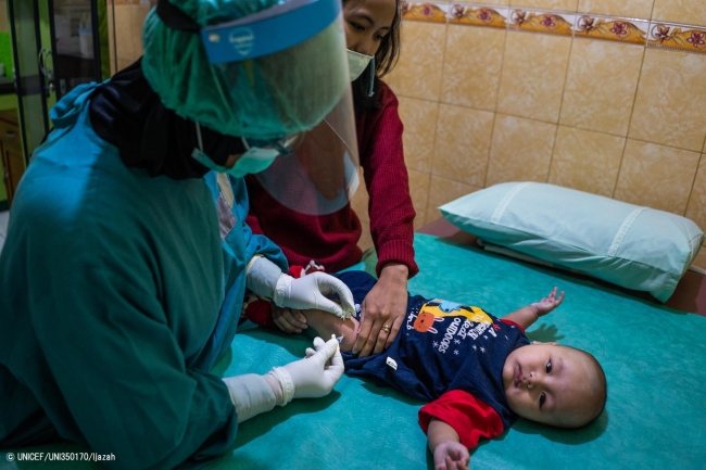 ジョグジャカルタの保健所で予防接種を受ける子ども。(インドネシア、2020年6月16日撮影) © UNICEF_UNI350170_Ijazah