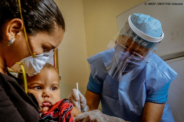 ボリバル州のユニセフが支援する保健所で、予防接種を受ける1歳のマルセロちゃん。(ベネズエラ、2020年7月2日撮影) © UNICEF_UNI347496_Urdaneta