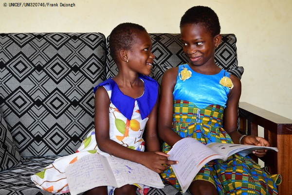 自宅で勉強するグレイスちゃん(4歳)とアンジュさん(8歳)の姉妹。(コートジボワール、2020年4月撮影) © UNICEF_UNI320746_Frank Dejongh