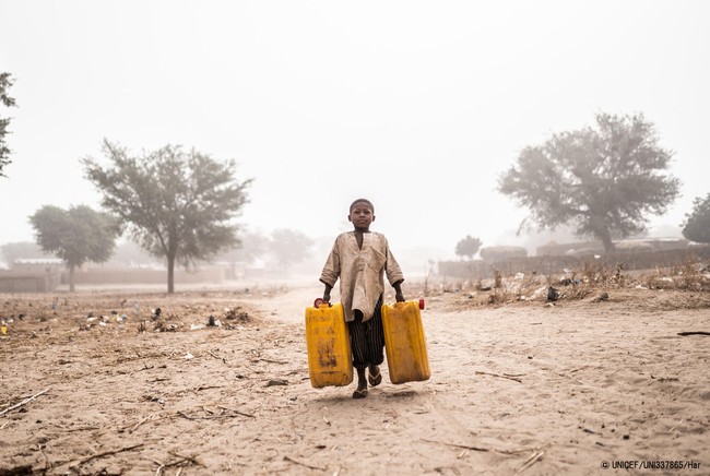 早朝の砂嵐の中、家族のために水汲みをする男の子。(ニジェール、2020年2月撮影) © UNICEF_UNI337865_Haro