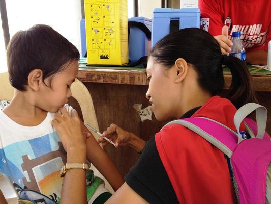 はしかの予防接種をうける男の子。© UNICEF/NYHQ2013-1212/Diana Valcárcel Silvela