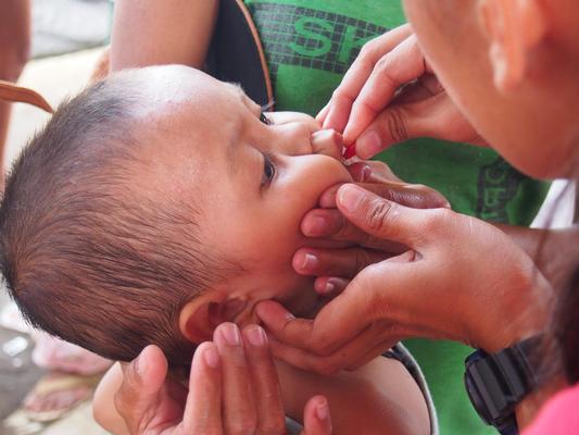 ビタミンＡの投与をうける子ども。© UNICEF/NYHQ2013-1228/Heather Papowitz