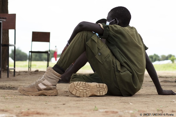 武力グループから解放されるのを待つ子どもたち。(2020年5月撮影) © UNICEF_UNI334914_Ryeng