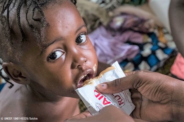 首都バンギにある小児科病院で、母親にすぐに食べられる栄養治療食(RUTF)を食べさせてもらう生後9カ月の赤ちゃん。(2017年10月撮影) © UNICEF_UN0149329_Sokhin