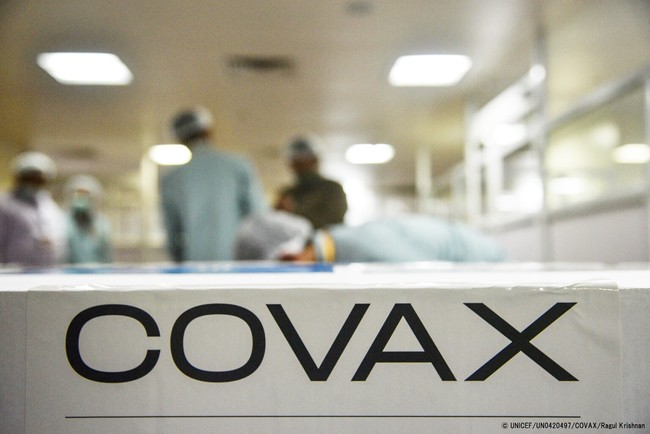 COVAXファシリティ参加国に届けるCOVID-19ワクチンを箱に詰める様子。(インド、2021年2月撮影) © UNICEF_UN0420497_COVAX_Ragul Krishnan